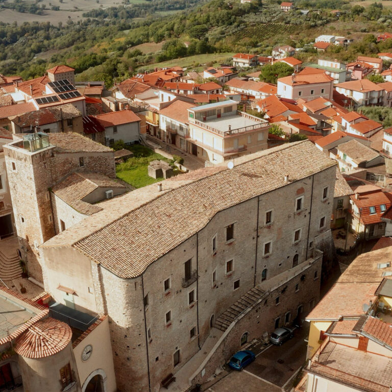 Veduta dall'alto del Castello Marchionale nel borgo di Taurasi