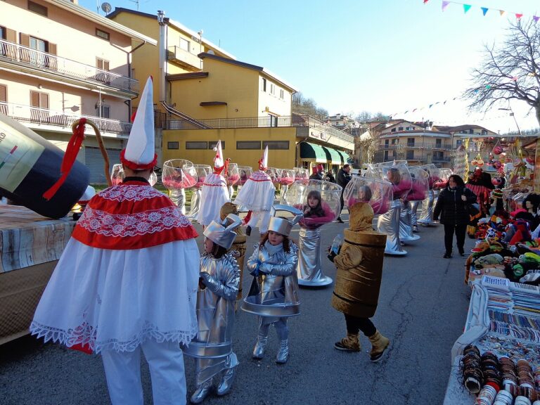 Caporabballo in costume bianco e rosso e corteo dei Calici di Vino al Carnevale di Montemarano del 2020