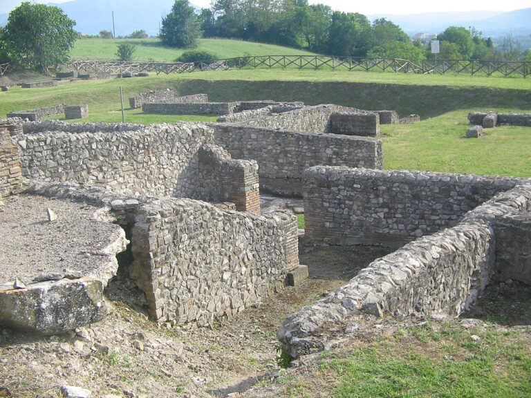 Resti degli edifici romani nel Parco archeologico di Aeclanum a Mirabella Eclano