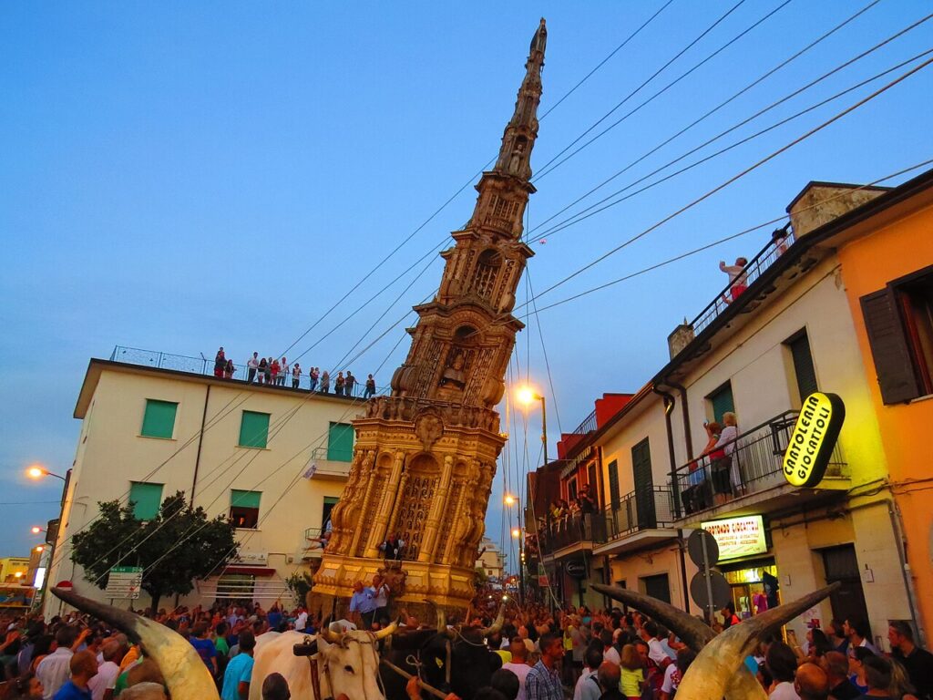 Obelisco di paglia durante la tradizionale Tirata del Carro a Mirabella Eclano